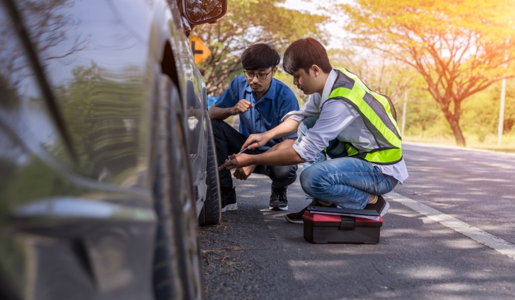 Safety tips for handling a broken down car on the roadside during daytime